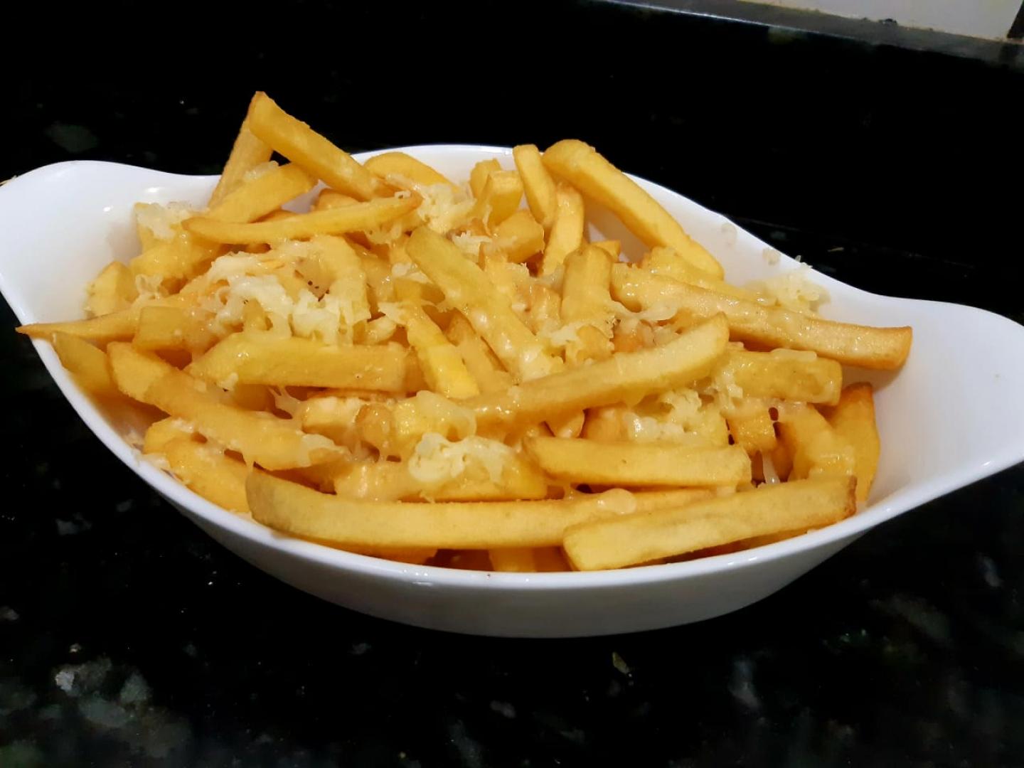 Uma porção de batatas fritas, batatas fritas