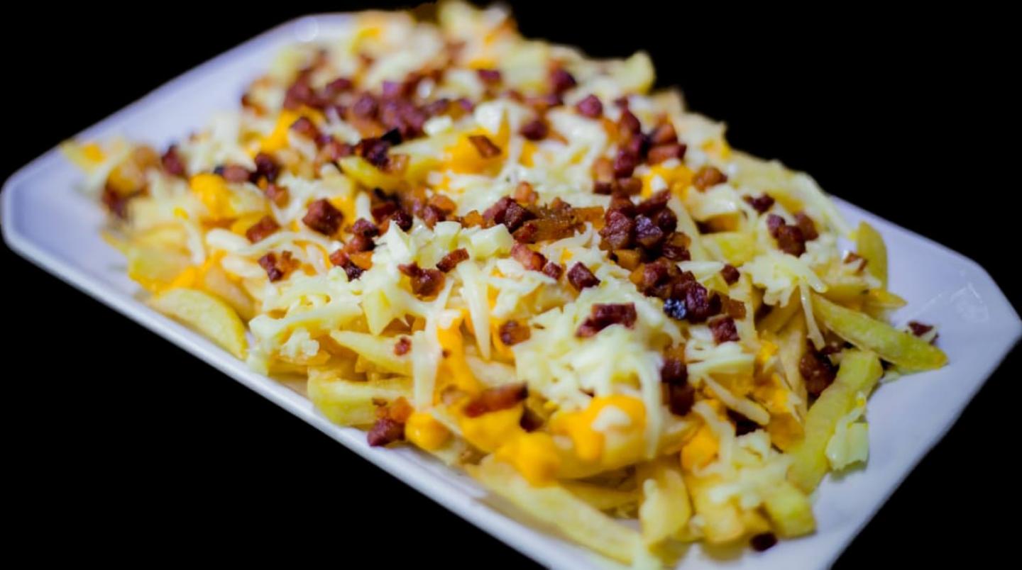 Batata Frita com Creme de Cheddar e Bacon